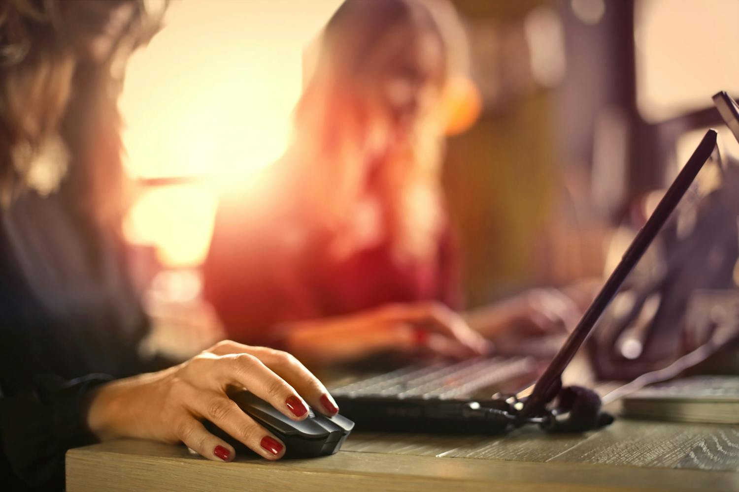 Tietokoneen hiiri: Nainen käyttää hiirtä